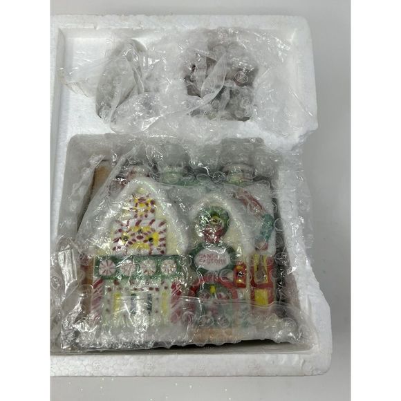 Christmas Expressions Hand Painted Ceramic Musical Village House Set Of THREE - Picture 9 of 16